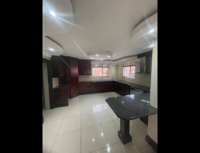 5 BEDROOM HOUSE FOR SALE IN ELDOGLEN